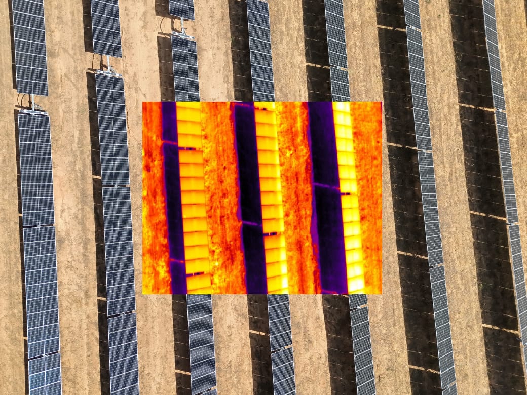 Detalle térmico de un módulo solar durante una inspección